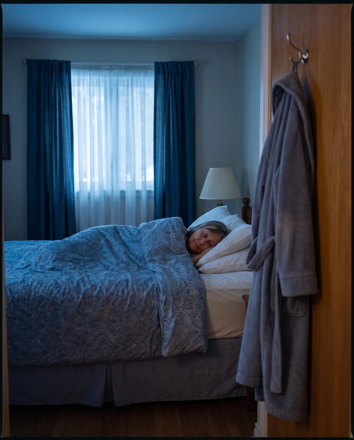 La nuit, elle dort dans son lit, couchée sur le côté, la tête sur ses oreillers