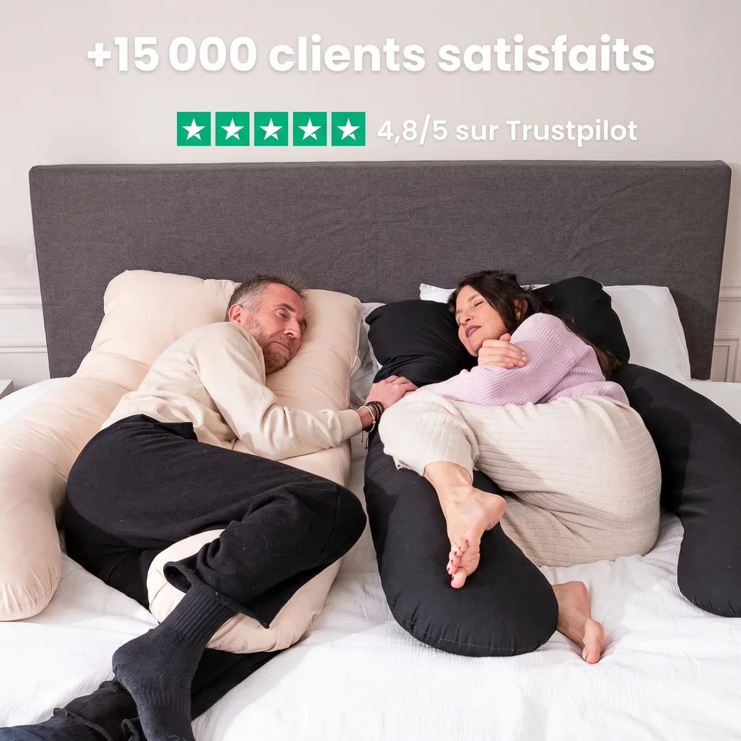 Un couple endormi, chacun avec son coussin en U, beige et noir : « +15 000 clients satisfaits — 4,8/5 sur Trustpilot »