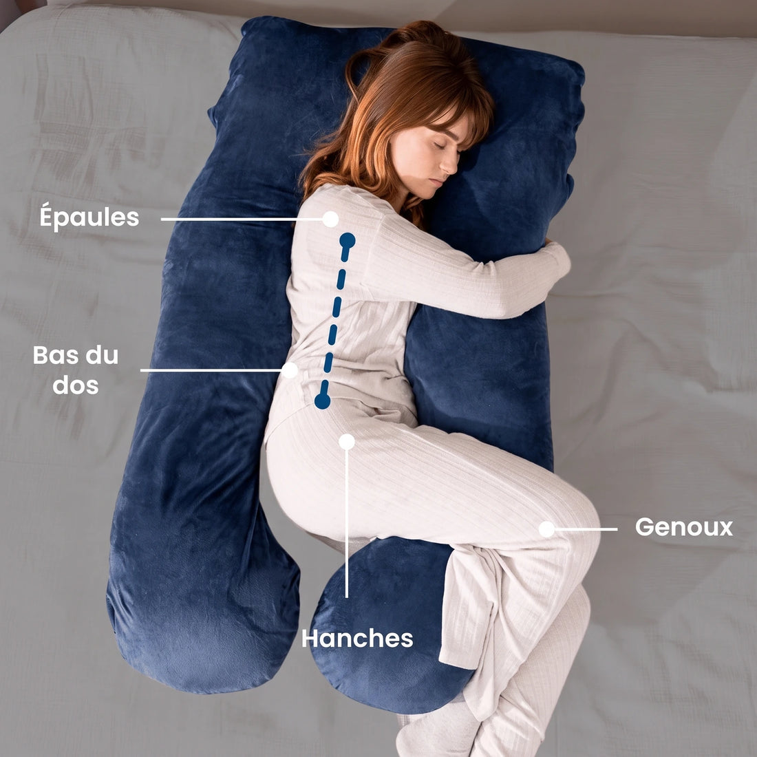 Vue du dessus d'une femme couchée sur le côté dans le coussin en U, sa colonne alignée des épaules aux genoux
