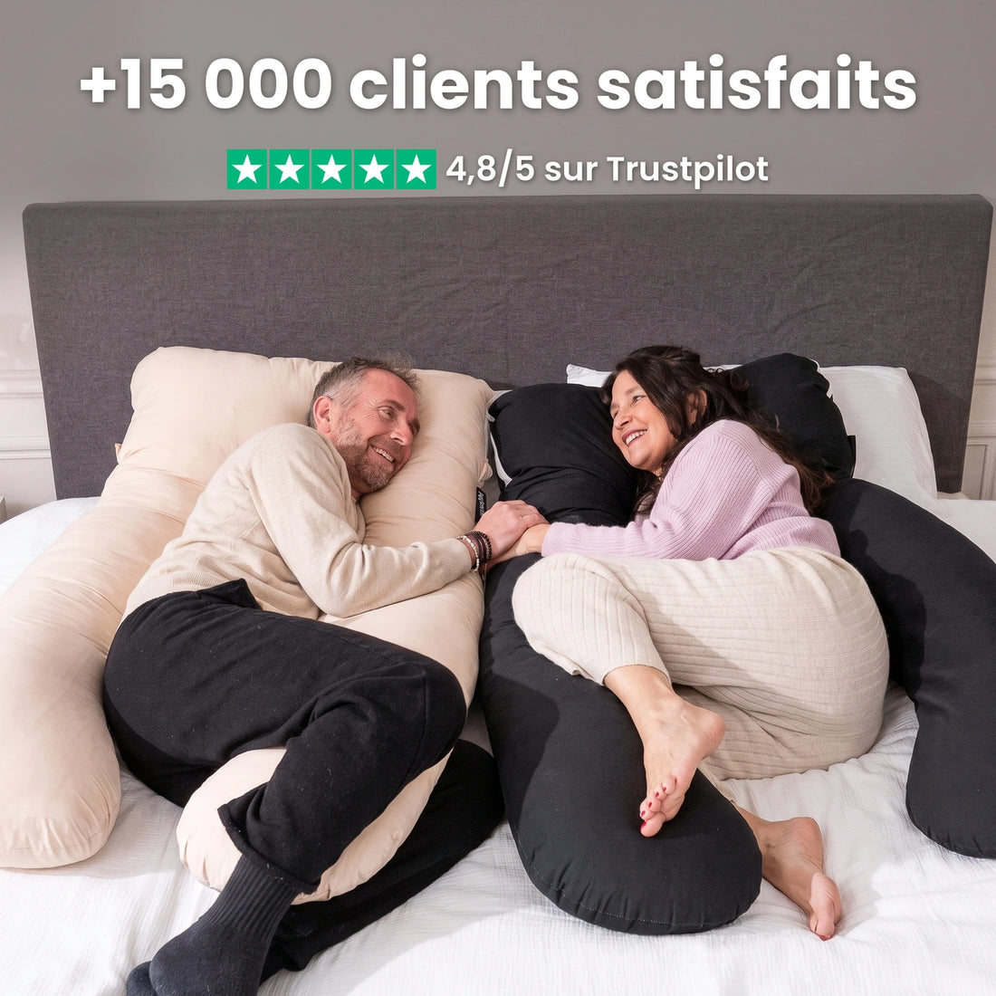 Un couple détendu au lit, chacun dans son coussin en U, sous le titre « +15 000 clients satisfaits »