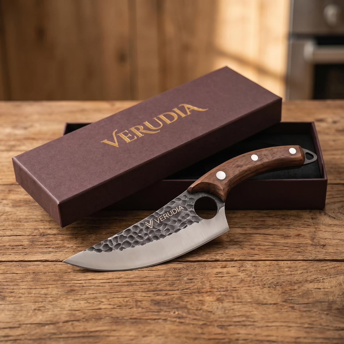 Couteau de chef Verudia devant son coffret bordeaux