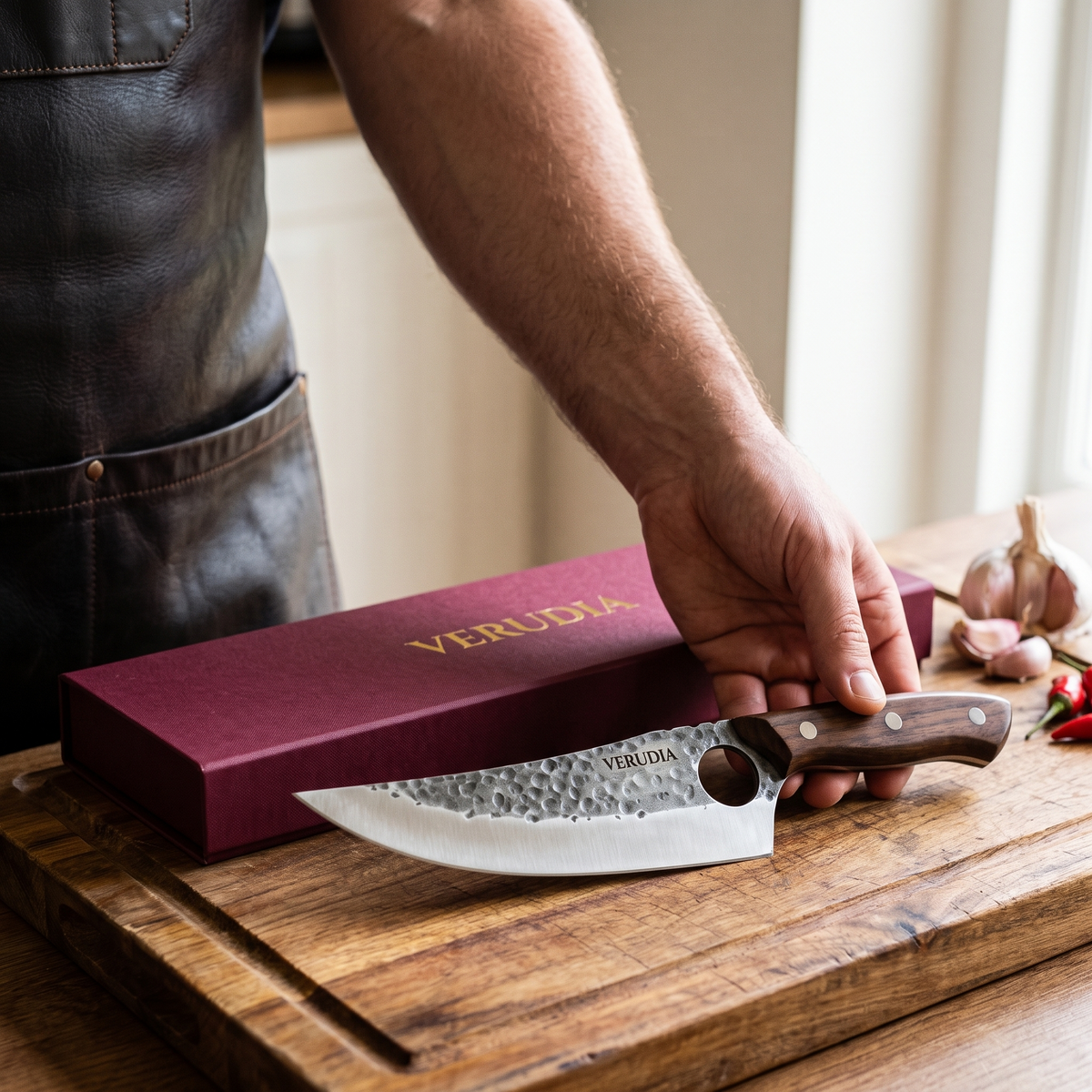 Main déposant le couteau Verudia devant son coffret